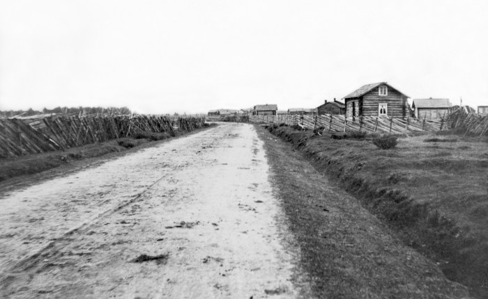 Pari kuvaa Säräisniemeltä vuodelta 1906 tai&nbsp;7